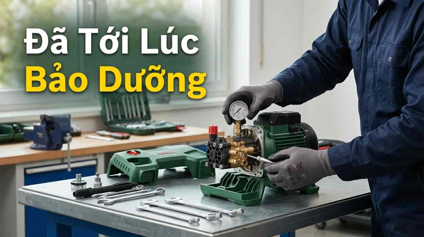 Kỹ thuật viên kiểm tra đầu bơm máy rửa xe bị giảm khả năng tự hút nước