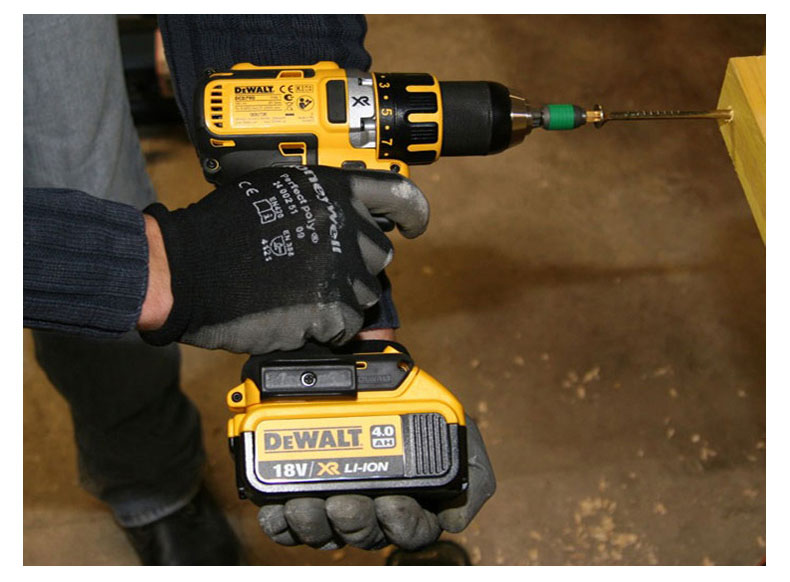 Máy khoan pin Dewalt DCD796M2 - sản phẩm xuất sắc cho công nghiệp
