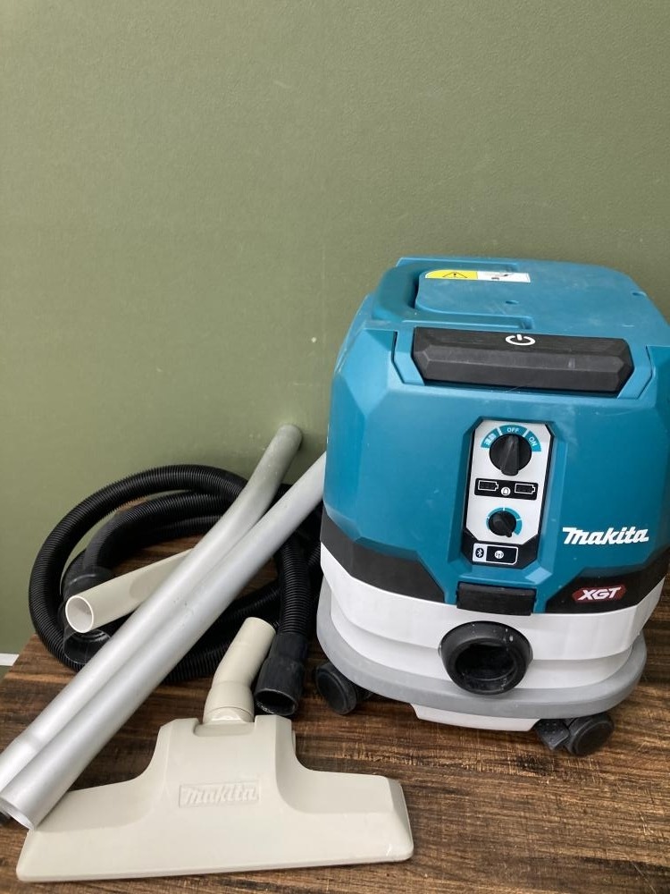 Máy hút bụi dùng pin Makita VC002GLZ 40V Max