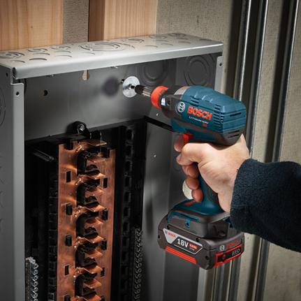 Thợ công trình dùng máy bắt vít Bosch bắn vít mái tôn ngoài trời