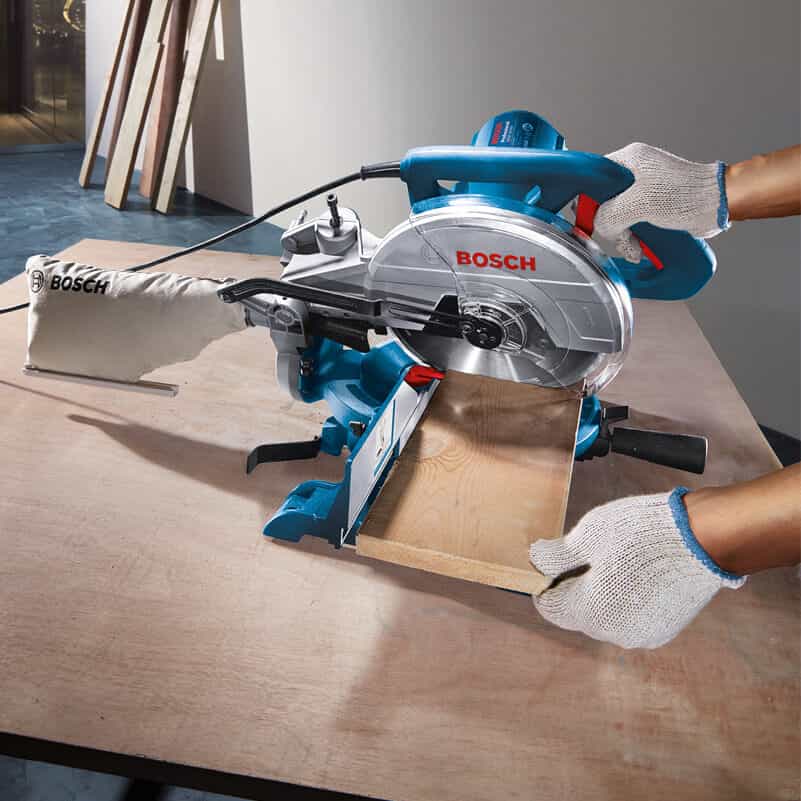 Máy cưa đa năng Bosch GCM 10MX cắt nhôm với độ chính xác cao