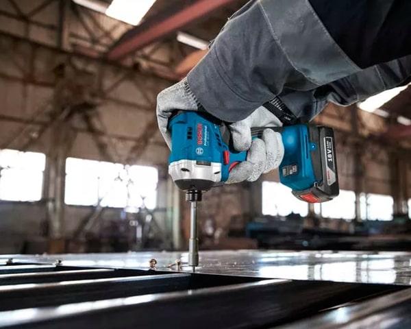 Thợ cơ khí dùng máy khoan Bosch khoan thép hộp tại xưởng cơ khí Máy bắt vít Bosch là gì?