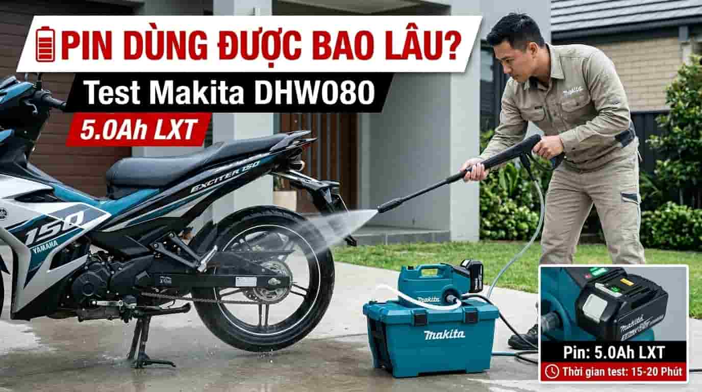 Người dùng sử dụng máy rửa xe pin để vệ sinh xe máy tại nhà