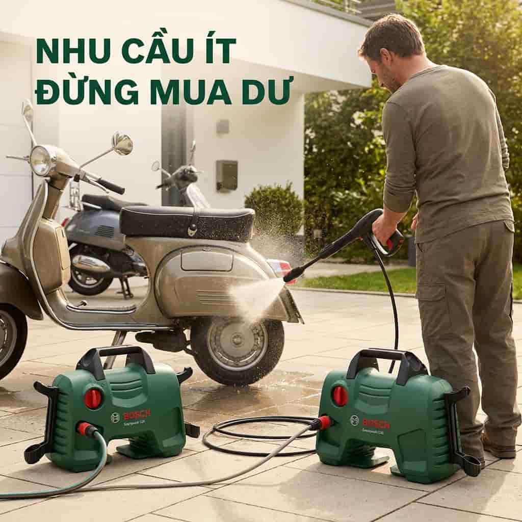 Người dùng đang rửa xe máy tại nhà bằng máy rửa xe mini