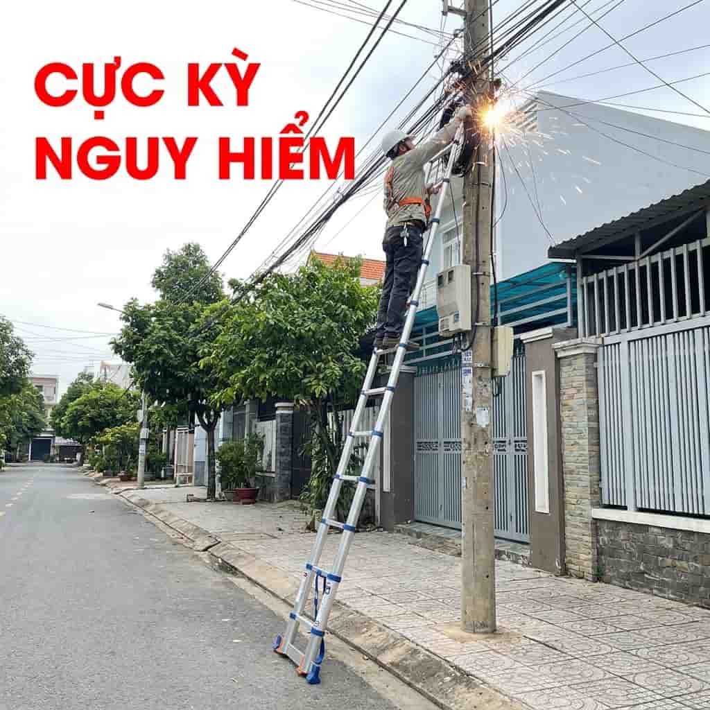 Sử dụng thang nhôm gần nguồn điện nguy hiểm