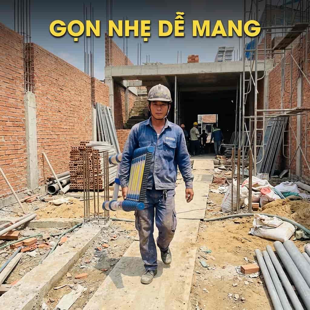 Người dùng mang theo thang nhôm rút gọn để làm việc tại nhiều vị trí