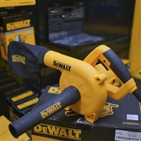 co-1-trieu-chot-may-thoi-bui-mini-dewalt-dwb6800-hay-ryobi-bl-3500